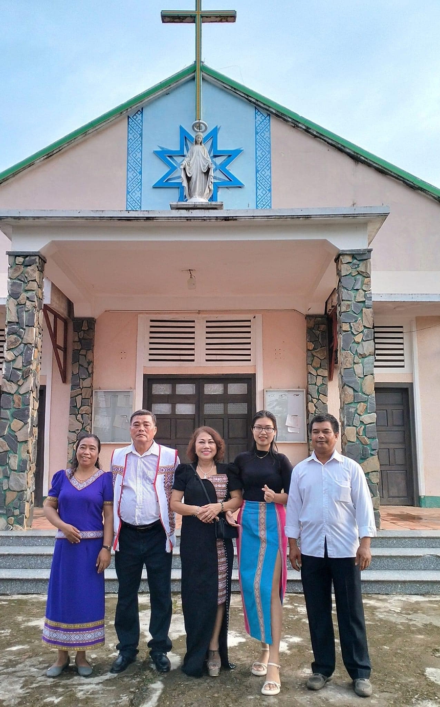 Siu Black hạnh phúc đăng ảnh cưới, viên mãn tuổi ngũ tuần bên chồng và các con - Ảnh 1.