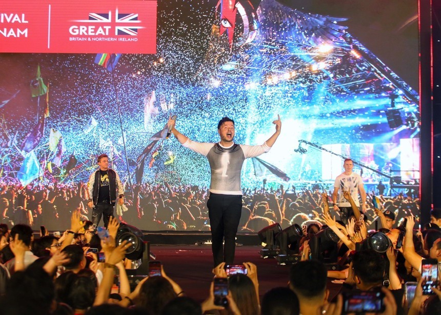 Hình ảnh nhóm nhạc 911 biểu diễn trên Quảng trường Đông Kinh Nghĩa Thục tại Lễ hội Vương quốc Anh - Ảnh 2.