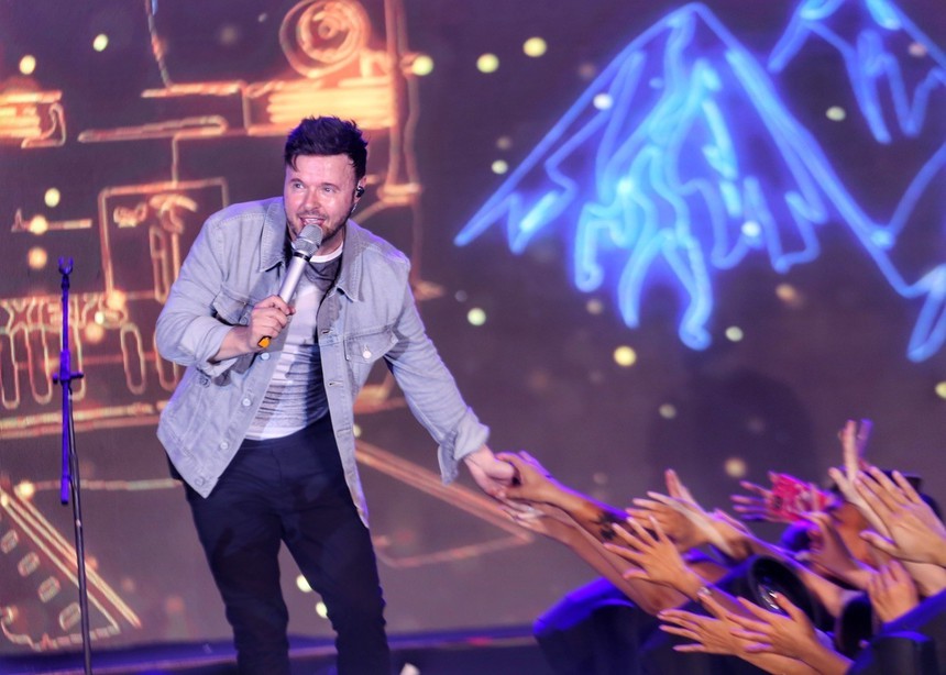 Hình ảnh nhóm nhạc 911 biểu diễn trên Quảng trường Đông Kinh Nghĩa Thục tại Lễ hội Vương quốc Anh - Ảnh 3.