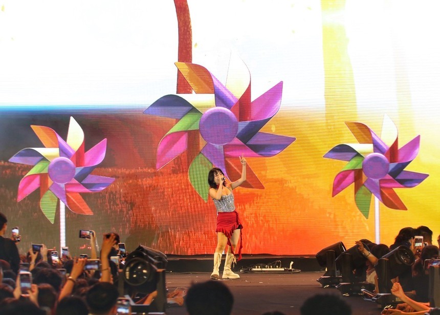 Hình ảnh nhóm nhạc 911 biểu diễn trên Quảng trường Đông Kinh Nghĩa Thục tại Lễ hội Vương quốc Anh - Ảnh 9.