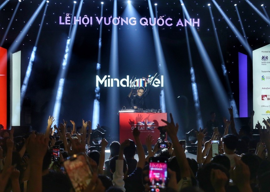 Hình ảnh nhóm nhạc 911 biểu diễn trên Quảng trường Đông Kinh Nghĩa Thục tại Lễ hội Vương quốc Anh - Ảnh 10.