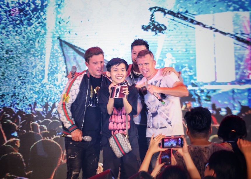 Hình ảnh nhóm nhạc 911 biểu diễn trên Quảng trường Đông Kinh Nghĩa Thục tại Lễ hội Vương quốc Anh - Ảnh 7.