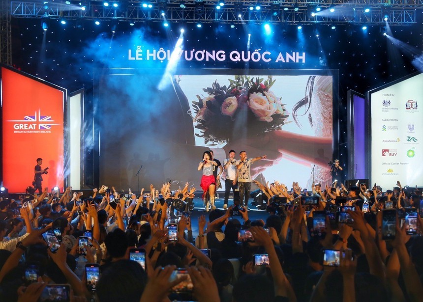 Hình ảnh nhóm nhạc 911 biểu diễn trên Quảng trường Đông Kinh Nghĩa Thục tại Lễ hội Vương quốc Anh - Ảnh 1.