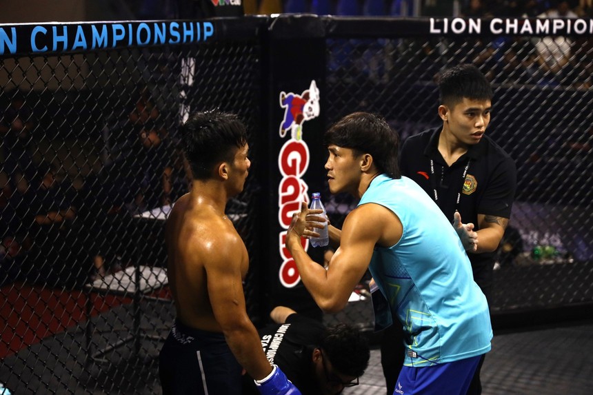 Học trò người dân tộc bị cận thị của Nguyễn Trần Duy Nhất thắng ngoạn mục ở LION Championship rồi quỳ gối khiến tất cả bất ngờ - Ảnh 5. Học trò người dân tộc bị cận thị của Nguyễn Trần Duy Nhất thắng ngoạn mục ở LION Championship rồi quỳ gối khiến tất cả bất ngờ - Ảnh 5.