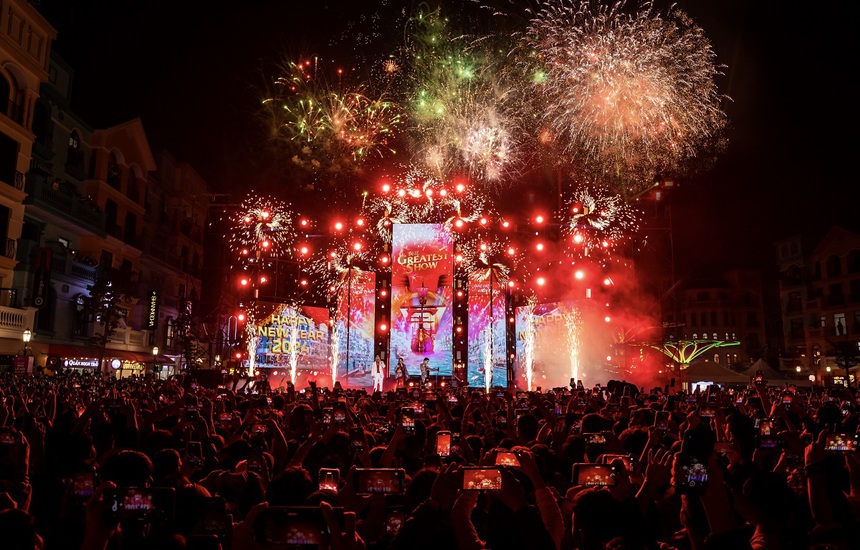 "Phố Đông" Hà Nội "sốt rần rần" với màn bắn pháo hoa chào năm mới 2024, đạt kỷ lục gần 160.000 lượt khách - Ảnh 1. "Phố Đông" Hà Nội "sốt rần rần" với màn bắn pháo hoa chào năm mới 2024, đạt kỷ lục gần 160.000 lượt khách - Ảnh 1.