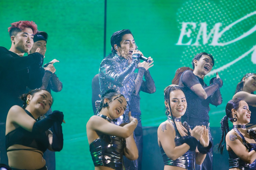 "Phố Đông" Hà Nội "sốt rần rần" với màn bắn pháo hoa chào năm mới 2024, đạt kỷ lục gần 160.000 lượt khách - Ảnh 11. "Phố Đông" Hà Nội "sốt rần rần" với màn bắn pháo hoa chào năm mới 2024, đạt kỷ lục gần 160.000 lượt khách - Ảnh 11.