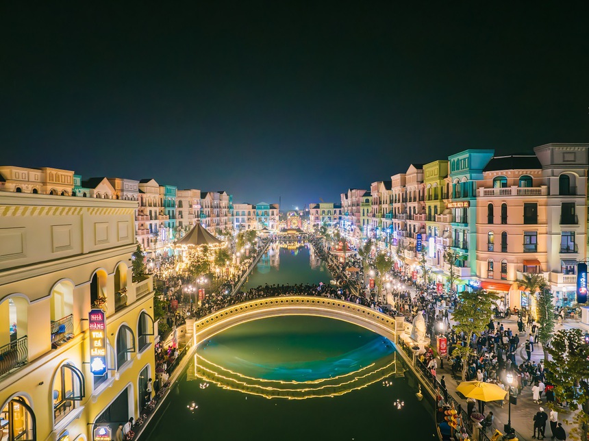 "Phố Đông" Hà Nội "sốt rần rần" với màn bắn pháo hoa chào năm mới 2024, đạt kỷ lục gần 160.000 lượt khách - Ảnh 3. "Phố Đông" Hà Nội "sốt rần rần" với màn bắn pháo hoa chào năm mới 2024, đạt kỷ lục gần 160.000 lượt khách - Ảnh 3.