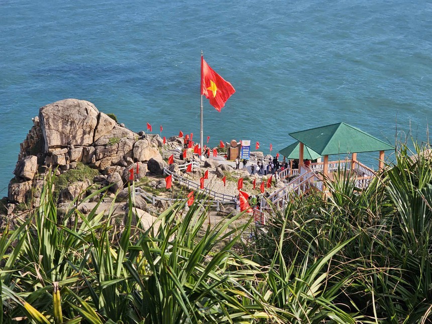 Lễ chào cờ đầu năm mới 2024, đón du khách đầu tiên tại cực Đông của Tổ quốc - Ảnh 1.