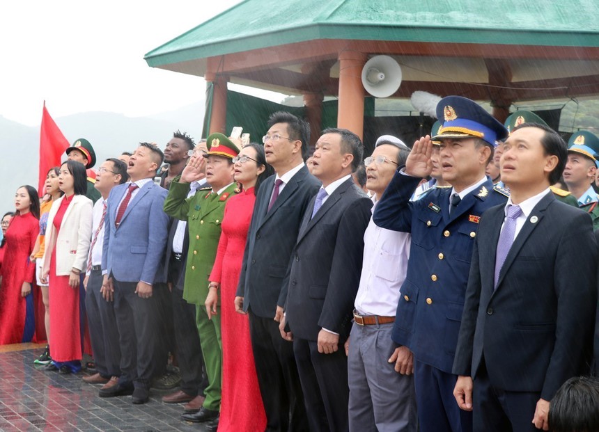 Lễ chào cờ đầu năm mới 2024, đón du khách đầu tiên tại cực Đông của Tổ quốc - Ảnh 1.