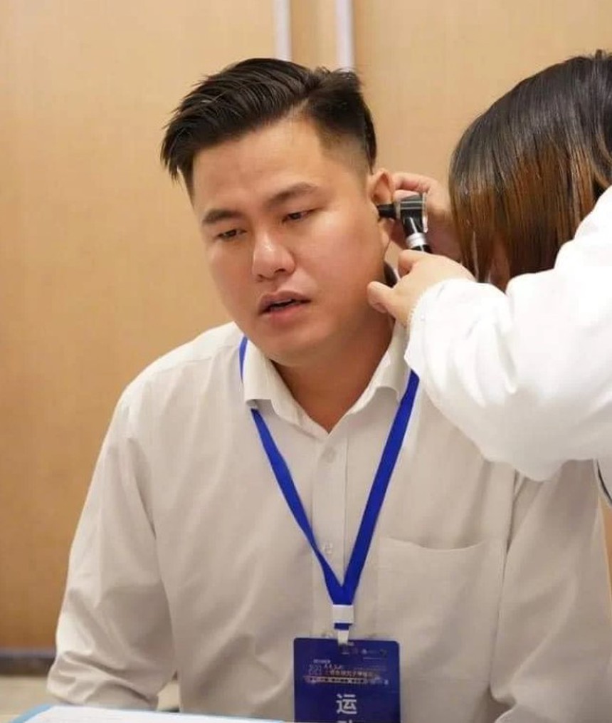 Kỳ thủ số 1 Việt Nam thắng bằng tuyệt phẩm cờ tàn trước 'kỳ vương' Trung Quốc, được ban tổ chức ‘soi tai’ ngay sau trận - Ảnh 2.