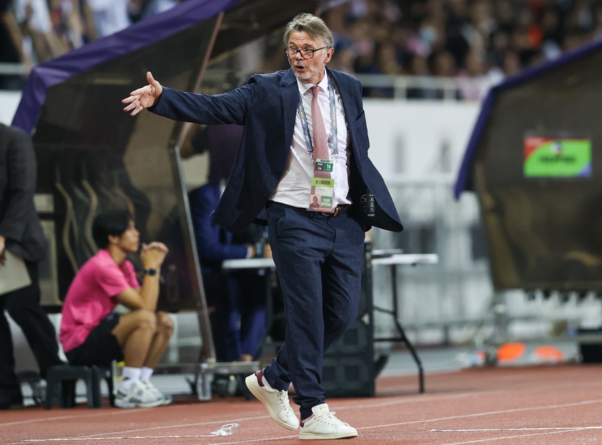 Đội tuyển Việt Nam tại Asian Cup 2023: Trông cả vào HLV Philippe Troussier - Ảnh 1.