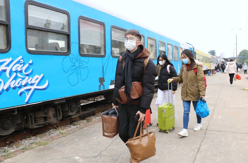 Đường sắt chạy thêm nhiều tuyến tàu Tết - Ảnh 1.