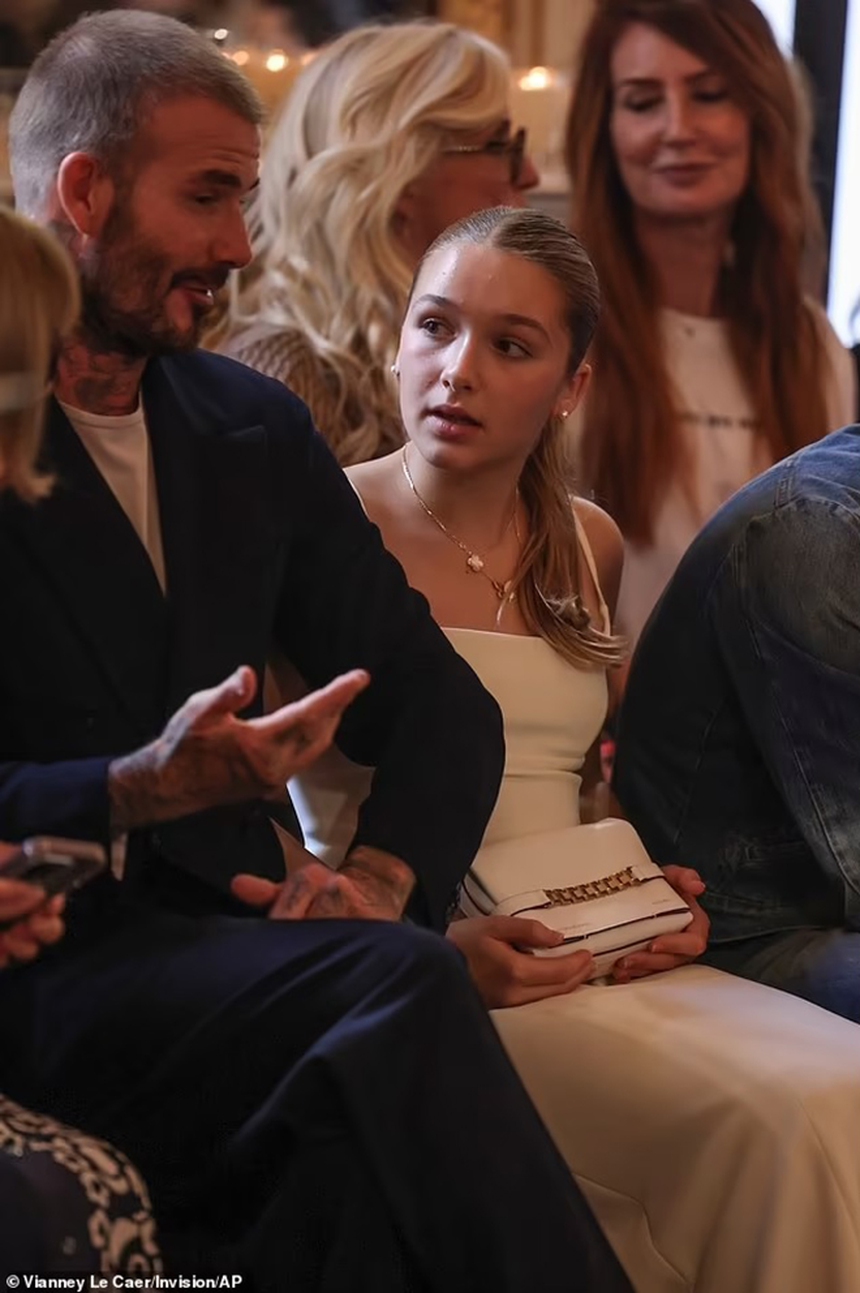 Victoria Beckham thiết kế chiếc váy cho con gái Harper mặc tham dự Tuần lễ thời trang Paris - Ảnh 4. Victoria Beckham thiết kế chiếc váy cho con gái Harper mặc tham dự Tuần lễ thời trang Paris - Ảnh 4.