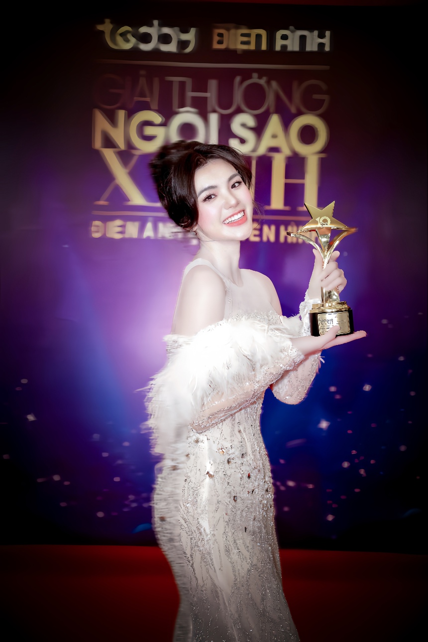 Nhật Hạ thăng hạng nhan sắc, nhận giải "Nữ diễn viên được yêu thích nhất" - Ảnh 2.