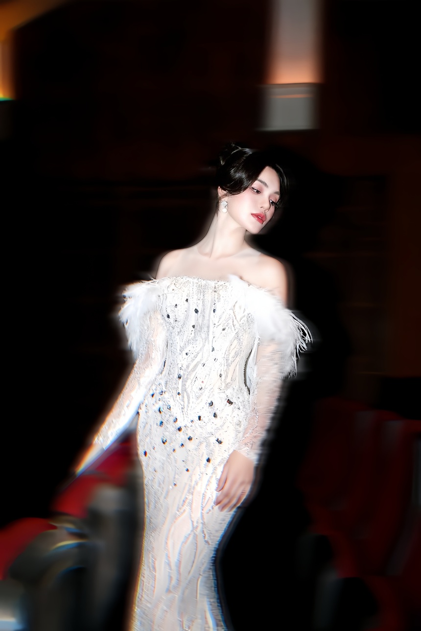 Nhật Hạ thăng hạng nhan sắc, nhận giải "Nữ diễn viên được yêu thích nhất" - Ảnh 1.