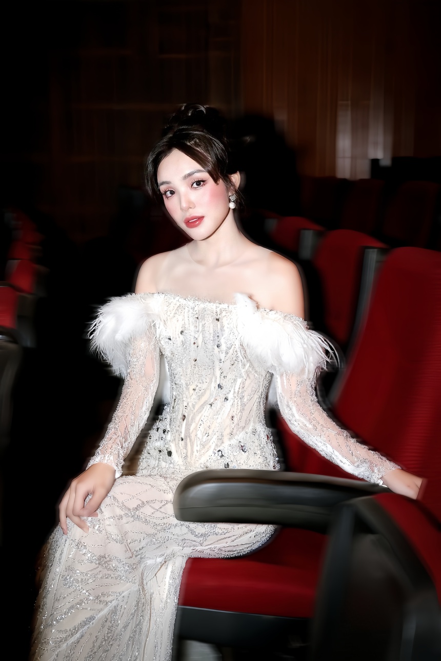 Nhật Hạ thăng hạng nhan sắc, nhận giải "Nữ diễn viên được yêu thích nhất" - Ảnh 3.