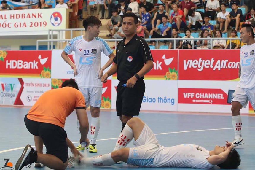 Trọng tài bị cầu thủ phong trào đấm gãy xương hàm làm đơn tố giác - Ảnh 1.