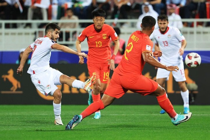 VAR tạo điểm nhấn, Trung Quốc đánh rơi chiến thắng trước Tajikistan - Ảnh 2. VAR tạo điểm nhấn, Trung Quốc đánh rơi chiến thắng trước Tajikistan - Ảnh 2.