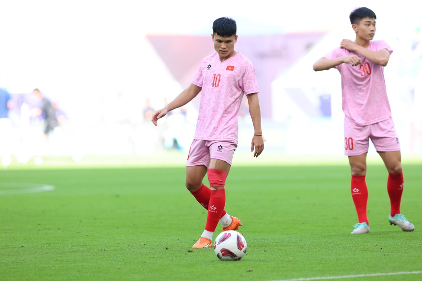 TRỰC TIẾP bóng đá Việt Nam vs Nhật Bản (VTV5, FPT Play): Quang Hải bất ngờ dự bị, Minamino đá chính - Ảnh 10. TRỰC TIẾP bóng đá Việt Nam vs Nhật Bản (VTV5, FPT Play): Quang Hải bất ngờ dự bị, Minamino đá chính - Ảnh 10.