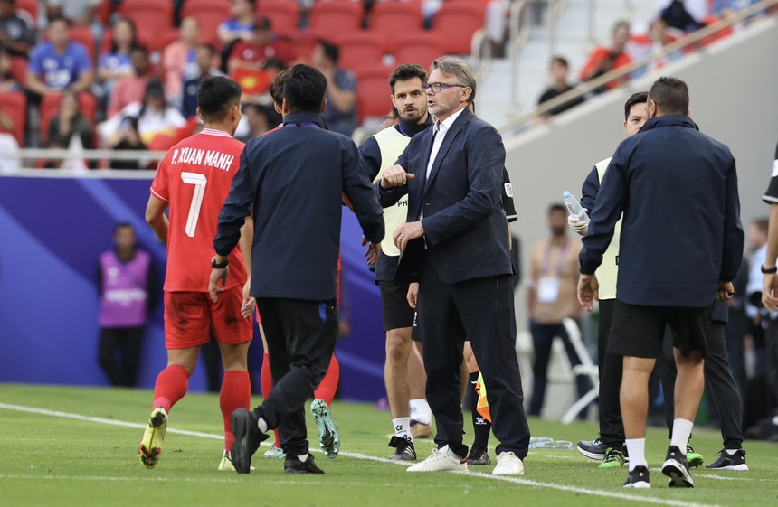 VTV5 VTV6 trực tiếp bóng đá Việt Nam vs Nhật Bản hôm nay (1-1): Bàn gỡ hòa vỡ òa (H1) - Ảnh 5. VTV5 VTV6 trực tiếp bóng đá Việt Nam vs Nhật Bản hôm nay (1-1): Bàn gỡ hòa vỡ òa (H1) - Ảnh 5.