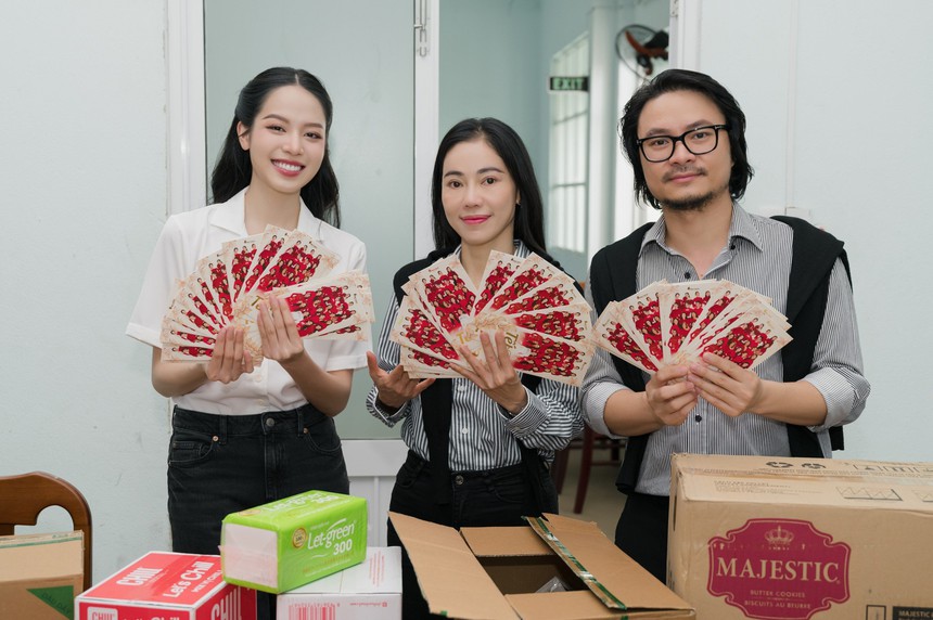 Hoa hậu Thanh Thuỷ cùng đạo diễn Hoàng Nhật Nam mang "Tết hạnh phúc" về quê nhà Đà Nẵng - Ảnh 1.