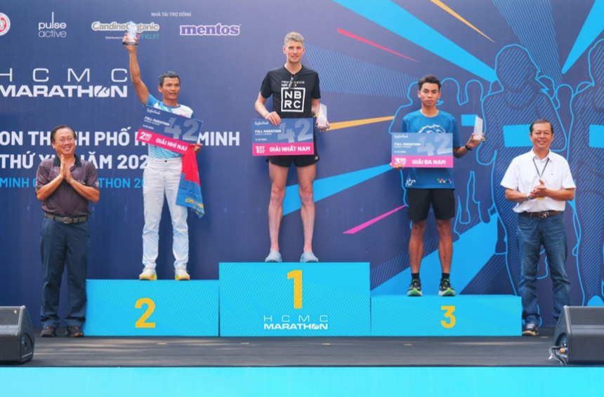 Đánh bại chân chạy gốc Phi, nhà vô địch SEA Games thắng giải marathon TP.HCM - Ảnh 2. Đánh bại chân chạy gốc Phi, nhà vô địch SEA Games thắng giải marathon TP.HCM - Ảnh 2.
