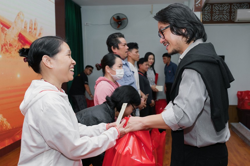 Hoa hậu Thanh Thuỷ cùng đạo diễn Hoàng Nhật Nam mang "Tết hạnh phúc" về quê nhà Đà Nẵng - Ảnh 3.