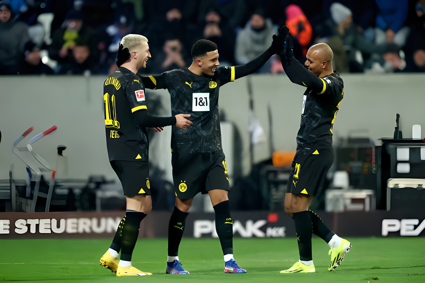 Jadon Sancho góp dấu giày giúp Dortmund thắng đậm, CĐV tiếc nuối, so sánh với Antony của MU - Ảnh 2. Jadon Sancho góp dấu giày giúp Dortmund thắng đậm, CĐV tiếc nuối, so sánh với Antony của MU - Ảnh 2.