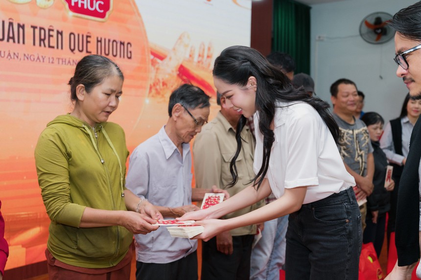 Hoa hậu Thanh Thuỷ cùng đạo diễn Hoàng Nhật Nam mang "Tết hạnh phúc" về quê nhà Đà Nẵng - Ảnh 2.