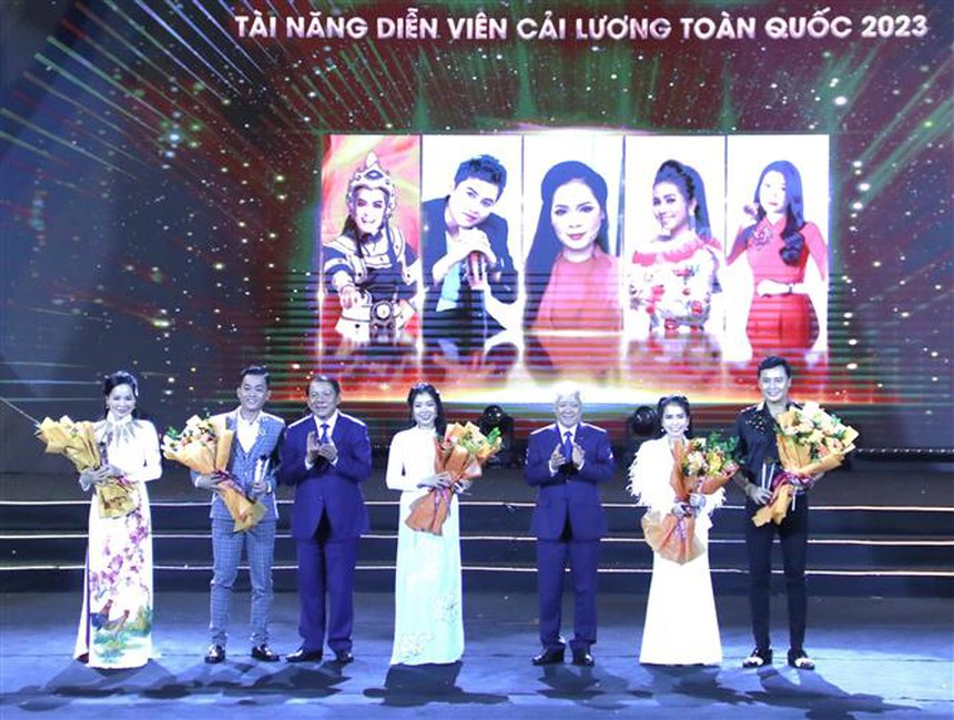 Vinh danh nghệ sỹ tiêu biểu và một số cuốn sách nổi bật lĩnh vực nghệ thuật biểu diễn, văn học - Ảnh 1.