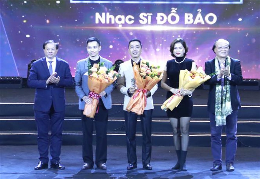 Vinh danh nghệ sỹ tiêu biểu và một số cuốn sách nổi bật lĩnh vực nghệ thuật biểu diễn, văn học - Ảnh 2.