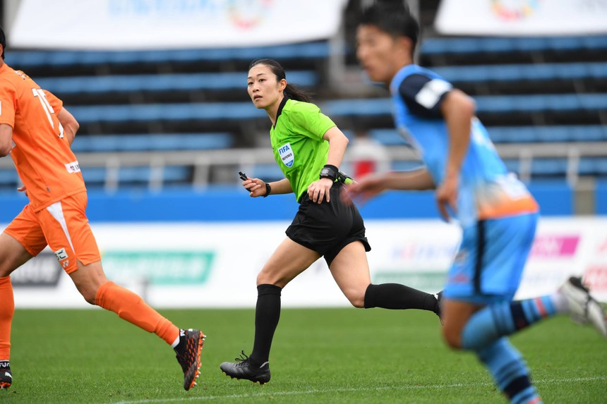 Nữ trọng tài đầu tiên trong lịch sử Asian Cup: nước rút không kém nam giới, từng bắt ở J-League và Cúp C1 châu Á, vẫn độc thân - Ảnh 3. Nữ trọng tài đầu tiên trong lịch sử Asian Cup: nước rút không kém nam giới, từng bắt ở J-League và Cúp C1 châu Á, vẫn độc thân - Ảnh 3.