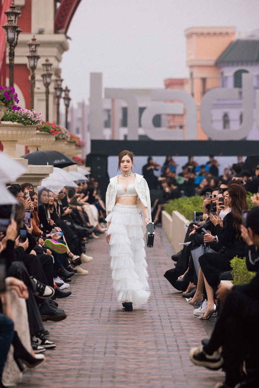 Hai diễn viên phim giờ vàng Lương Thanh, Thuỳ Anh cùng diễn show của NTK Hà Duy - Ảnh 1.