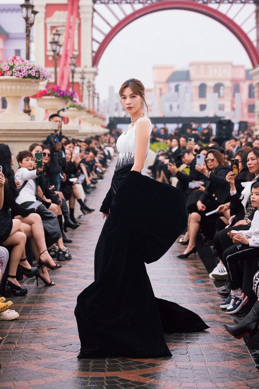 Hai diễn viên phim giờ vàng Lương Thanh, Thuỳ Anh cùng diễn show của NTK Hà Duy - Ảnh 8.