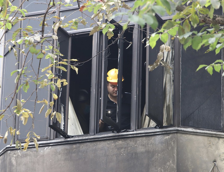 Vụ cháy tại phố Hàng Lược, Hà Nội: 4 người tử vong do bị ngạt khí - Ảnh 2.