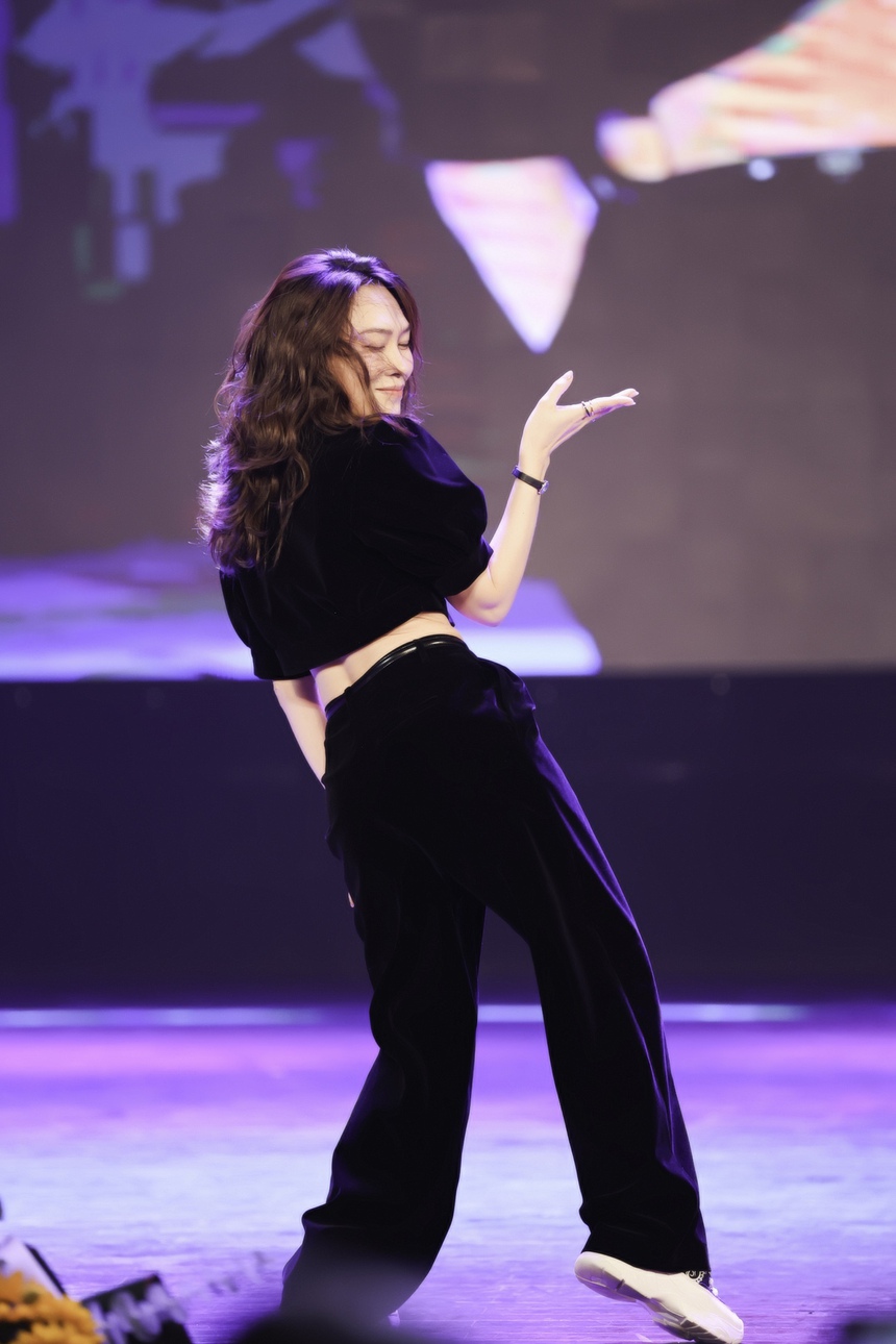 Mỹ Tâm nhảy trend TikTok siêu dễ thương trong buổi fan meeting mừng sinh nhật sớm - Ảnh 3.