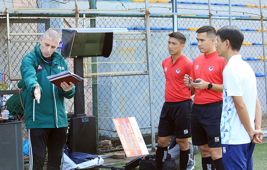 Tiếp tục đào tạo lực lượng vận hành VAR tại V League - Ảnh 2.