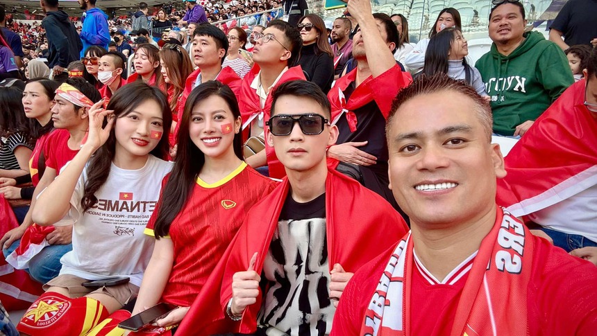 Hé lộ lý do CĐV đặc biệt của Việt Nam có mặt trên sân để cổ vũ... ĐT Thái Lan ở Asian Cup 2023 - Ảnh 3. Hé lộ lý do CĐV đặc biệt của Việt Nam có mặt trên sân để cổ vũ... ĐT Thái Lan ở Asian Cup 2023 - Ảnh 3.