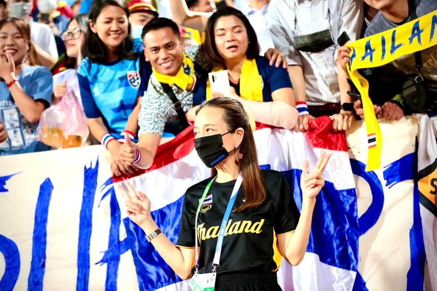 Hé lộ lý do CĐV đặc biệt của Việt Nam có mặt trên sân để cổ vũ... ĐT Thái Lan ở Asian Cup 2023 - Ảnh 4. Hé lộ lý do CĐV đặc biệt của Việt Nam có mặt trên sân để cổ vũ... ĐT Thái Lan ở Asian Cup 2023 - Ảnh 4.