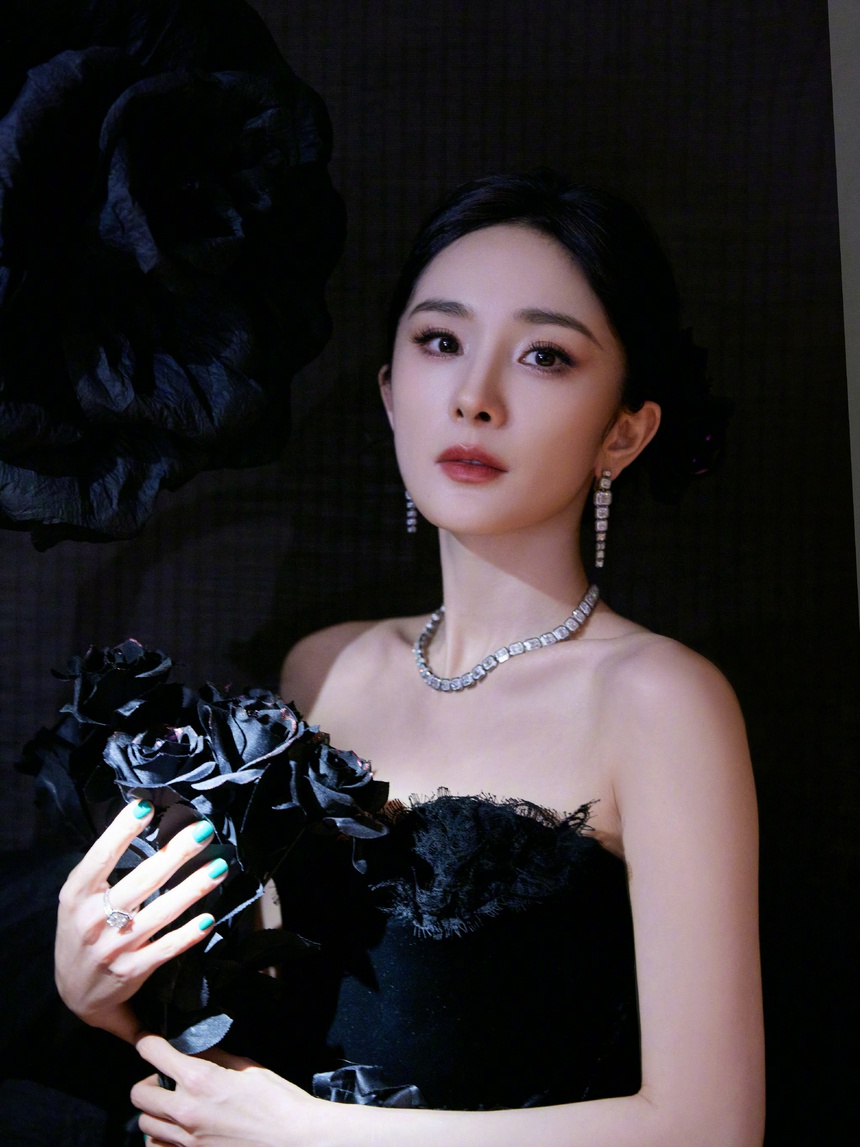 Bị fan cuồng đụng chạm, Dương Mịch được khen ngợi nhờ EQ cao - Ảnh 5. Bị fan cuồng đụng chạm, Dương Mịch được khen ngợi nhờ EQ cao - Ảnh 5.