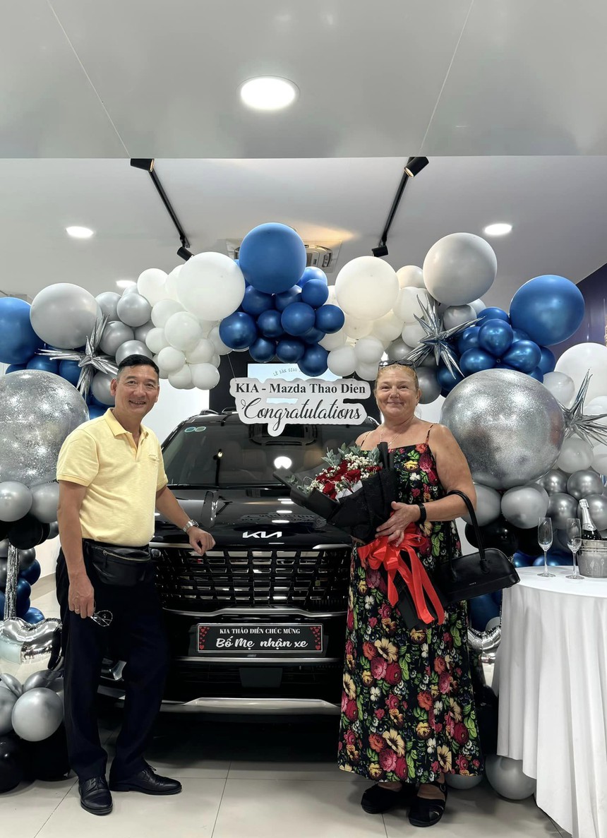 Mẹ Văn Lâm nghẹn ngào, không cầm được nước mắt trước món quà báo hiếu đặc biệt của con trai - Ảnh 2.