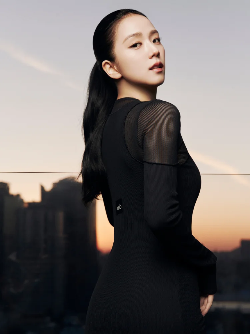 Jisoo Blackpink mở đầu năm 2024 với màn hợp tác đầy mới mẻ - Ảnh 3.