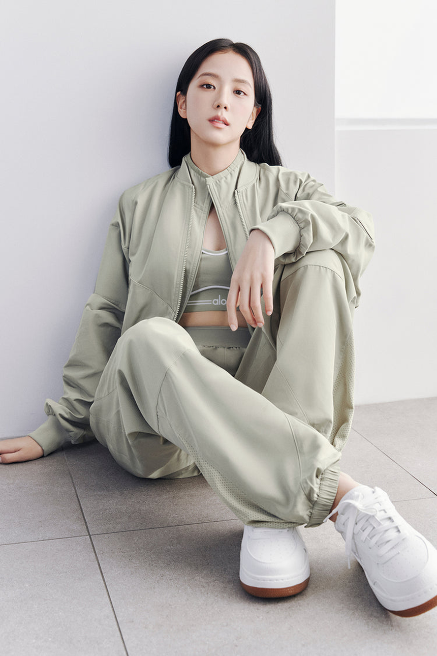 Jisoo Blackpink mở đầu năm 2024 với màn hợp tác đầy mới mẻ - Ảnh 8.