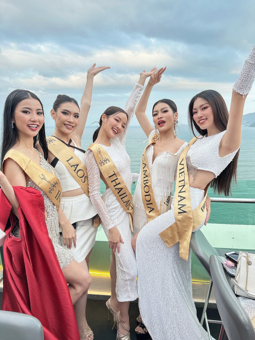 Chung kết Miss Global 2023: Đoàn Thu Thủy sẵn sàng cho "đối thủ" mượn trang phục - Ảnh 4.