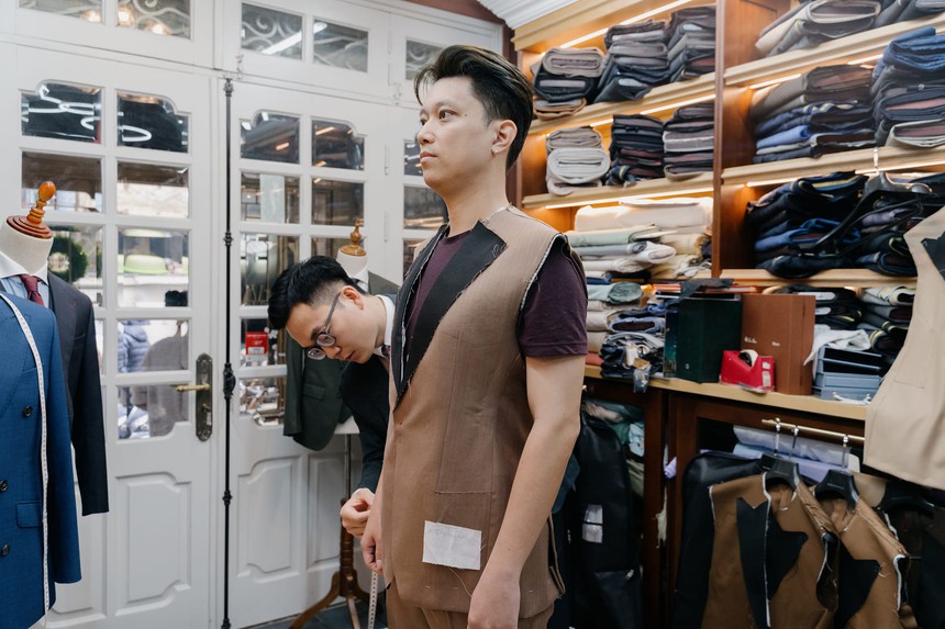 Đinh Mạnh Ninh bất ngờ đi may veste cưới, còn gửi lời nhắn tới cô dâu - Ảnh 2.