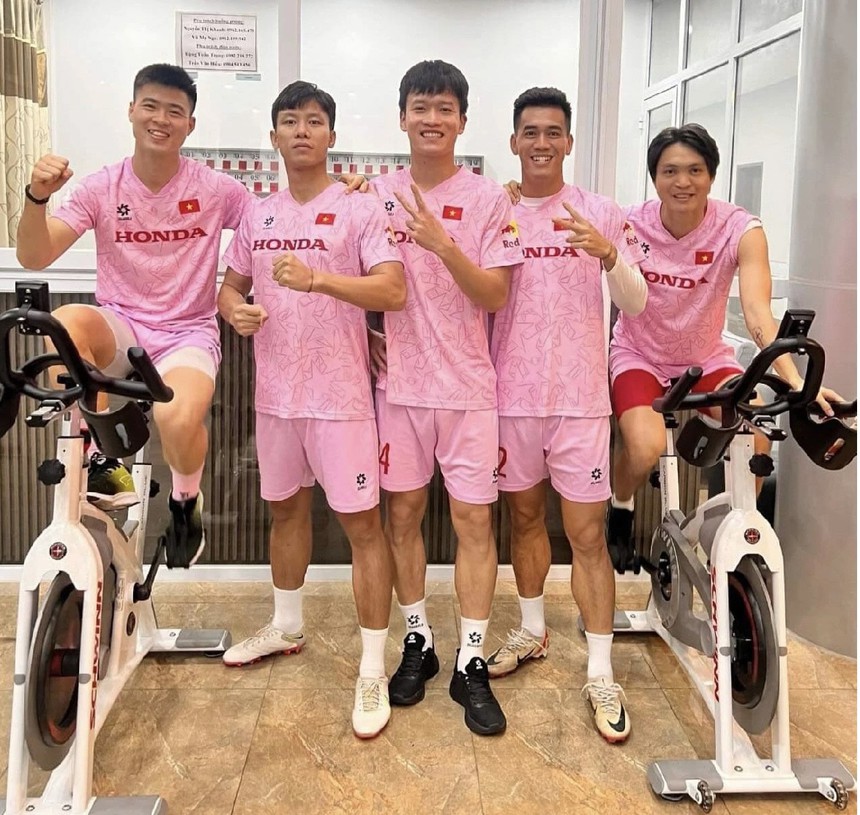 Hoàng Đức chấn thương, đội tuyển Việt Nam tập tới tận ngày lên đường - Ảnh 4. Hoàng Đức chấn thương, đội tuyển Việt Nam tập tới tận ngày lên đường - Ảnh 4.