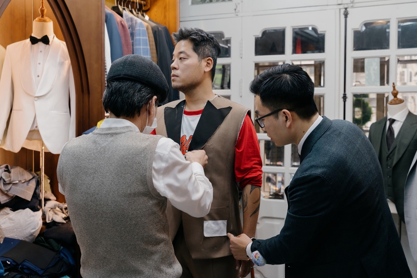 Đinh Mạnh Ninh bất ngờ đi may veste cưới, còn gửi lời nhắn tới cô dâu - Ảnh 3.