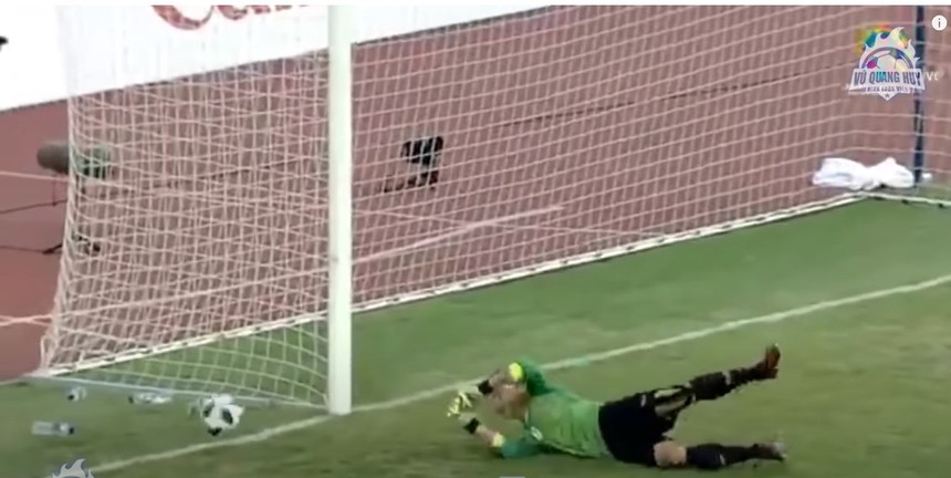 Bùi Tiến Dũng cứu thua xuất sắc, góp công giúp đội Việt Nam giành chiến thắng lịch sử trước Nhật Bản ở giải đấu lớn - Ảnh 4.