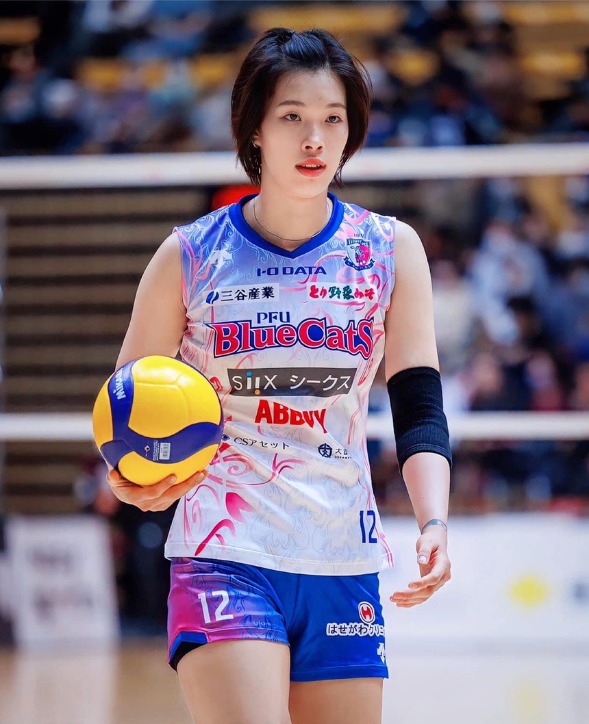 Thanh Thúy 1m93 khiến CĐV Nhật Bản 'mất hồn' khi bước ra từ đường hầm, nhan sắc 'không phải dạng vừa' trong màu áo PFU Bluecats - Ảnh 3.