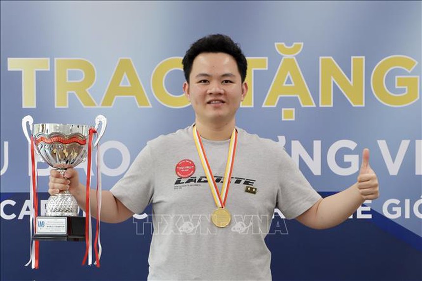 Cơ thủ ‘vô danh’ của Việt Nam tạo lịch sử sau 75 năm khi vô địch thế giới, xúc động hát quốc ca trên bục nhận giải - Ảnh 3.